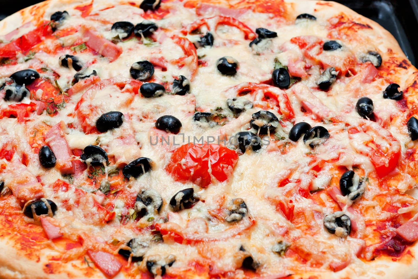 The pizza with tomato, olive and cheese.