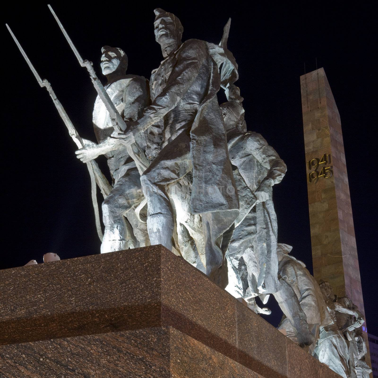 Monument to the Heroic Defenders of Leningrad by chrisdorney