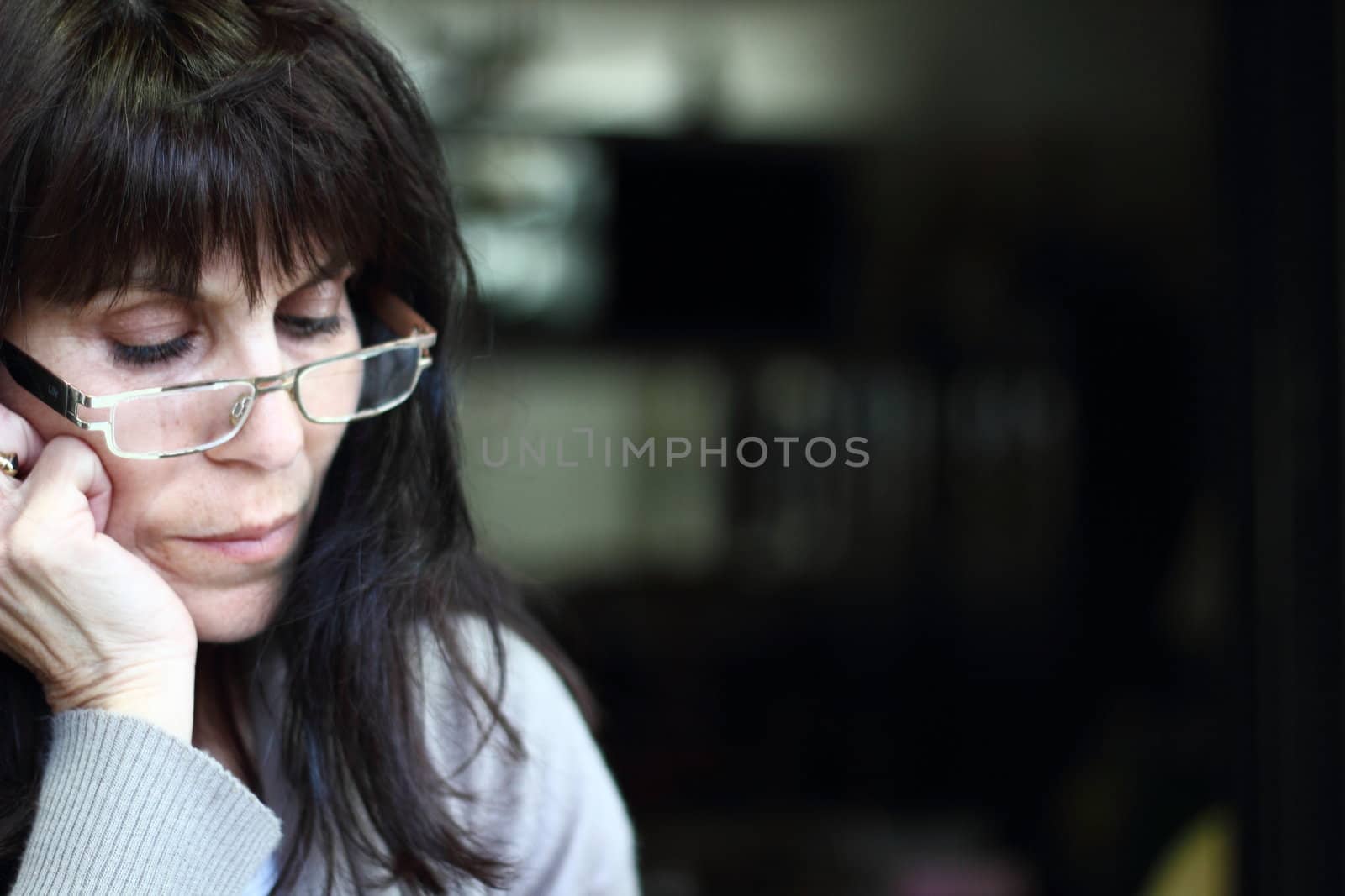 a photo of a beautiful Woman reading