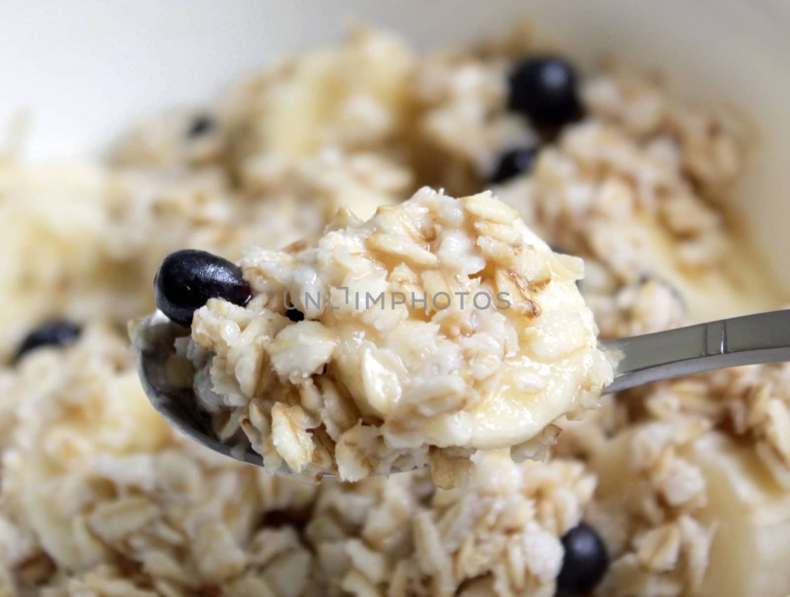 oatmeal porridge with bilberries and banana