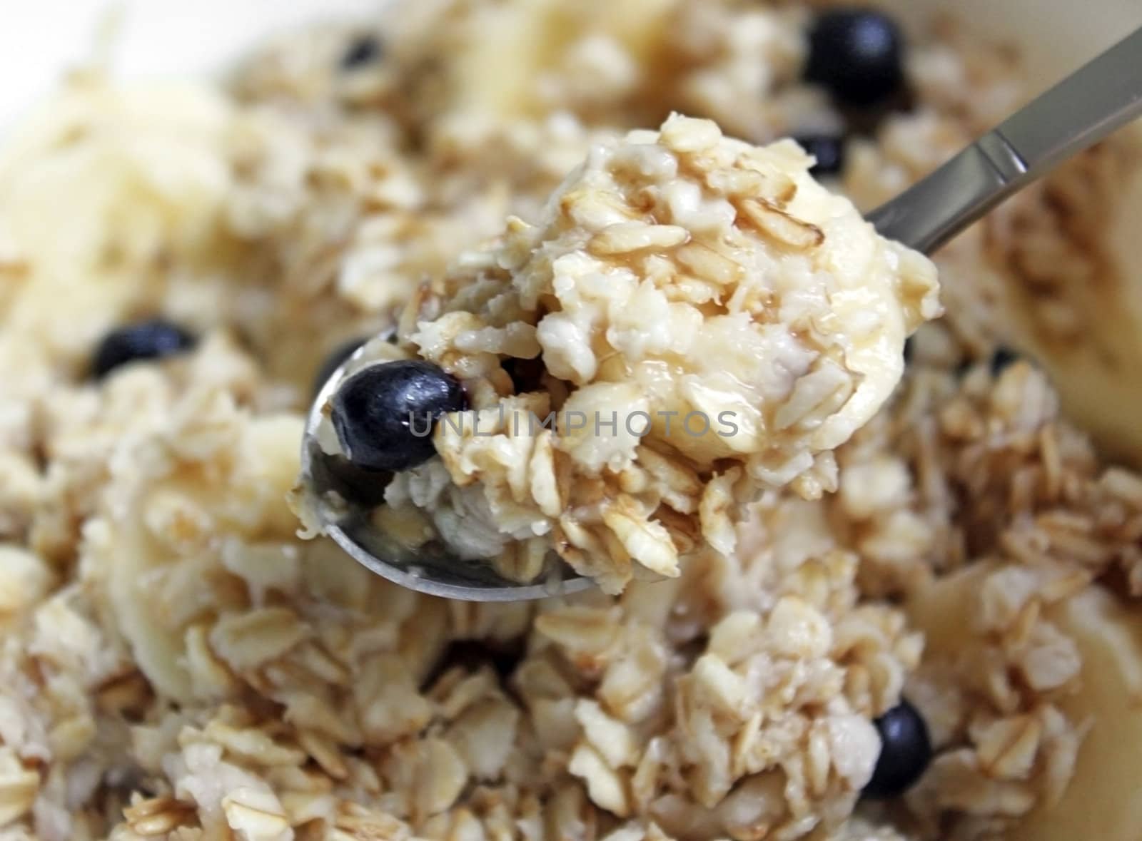 oatmeal porridge with bilberries and banana