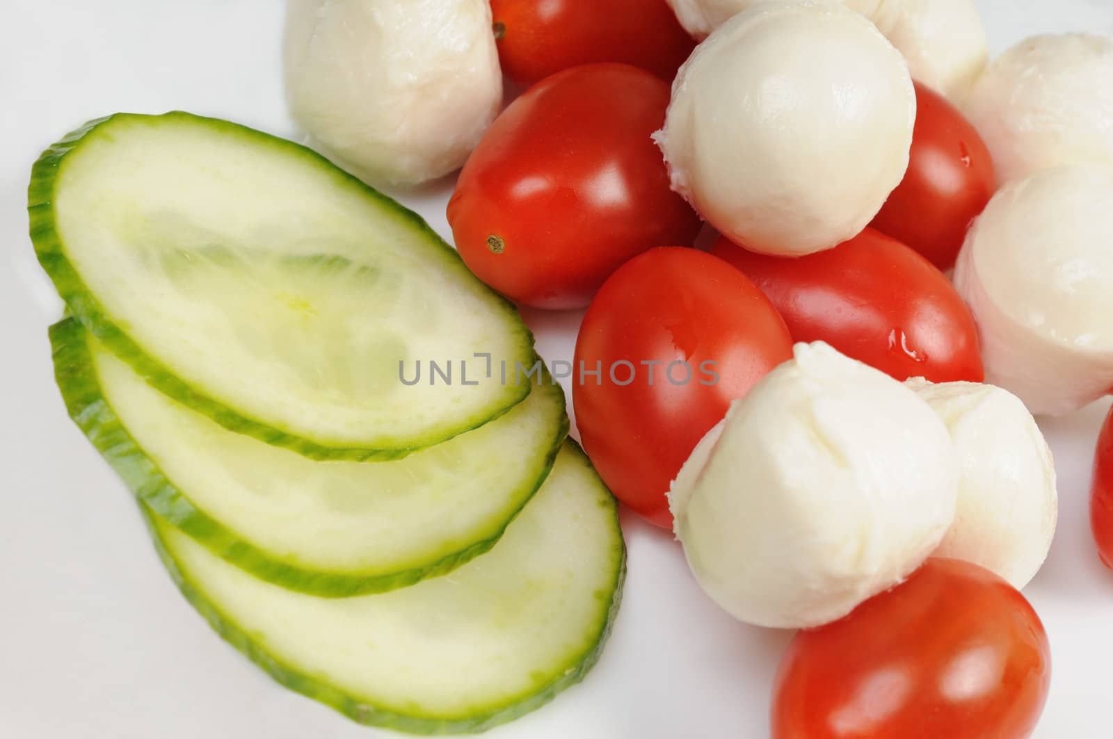 Diet salad with cherry tomatoes and mozzarella.