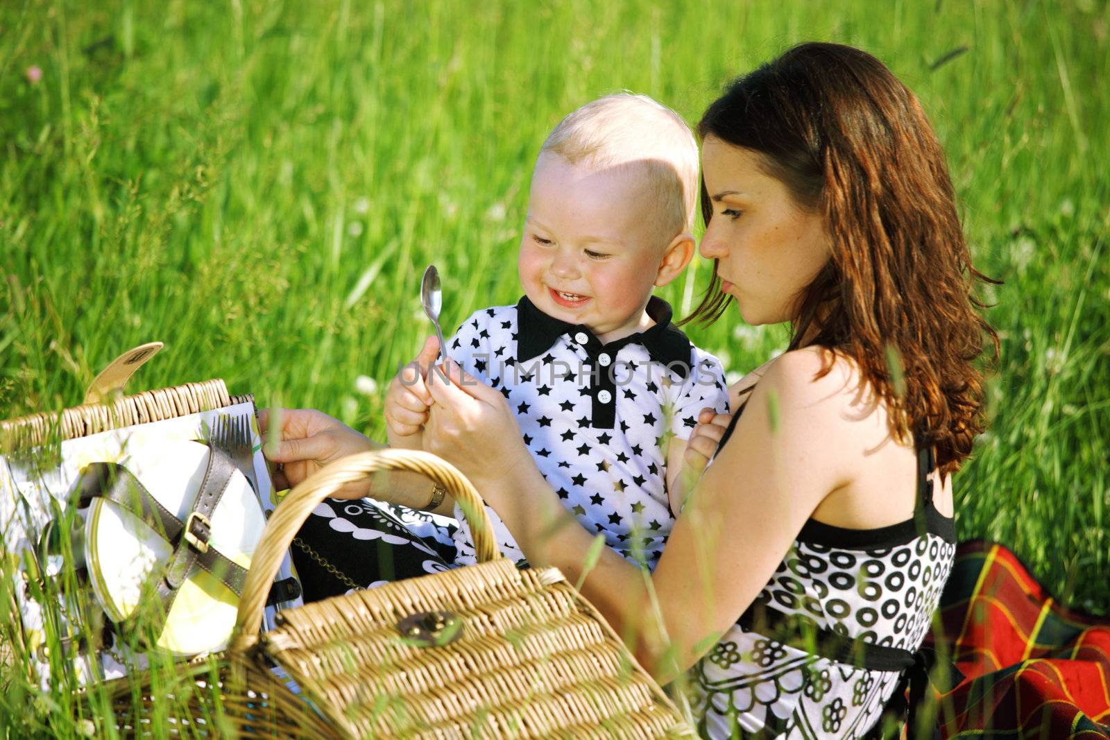 picnic of happy family on green grass