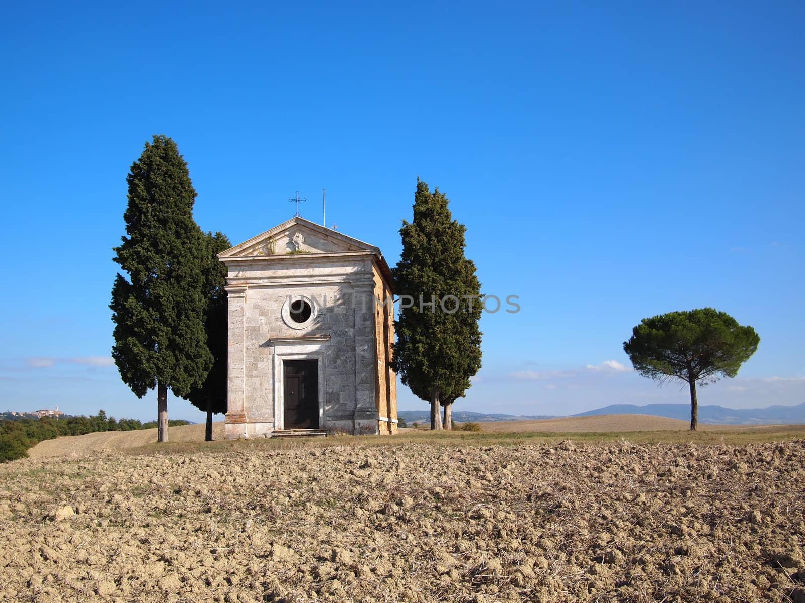 Cappella di Vitaleta with cypress trees between San Quirico d�Orcia and Pienza in the Val d�Orcia in Tuscany, Italy.