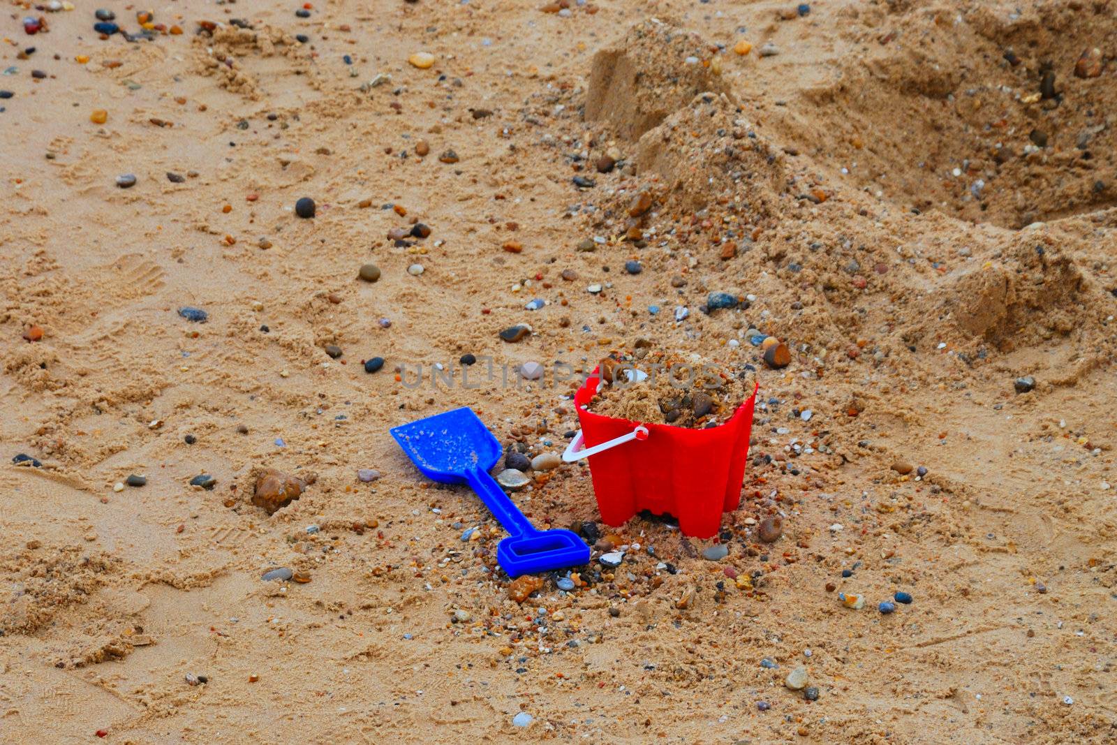 seaside  bucket and spade  by pauws99