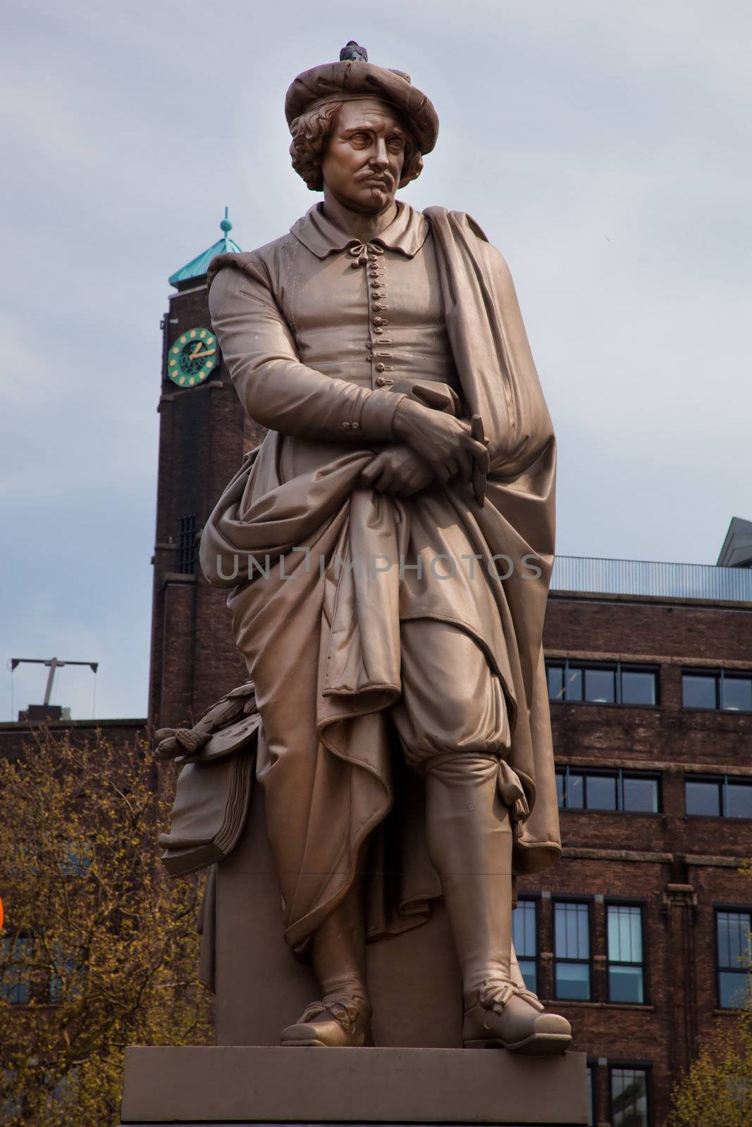 The statue of Rembrandt in Amsterdam by photocreo