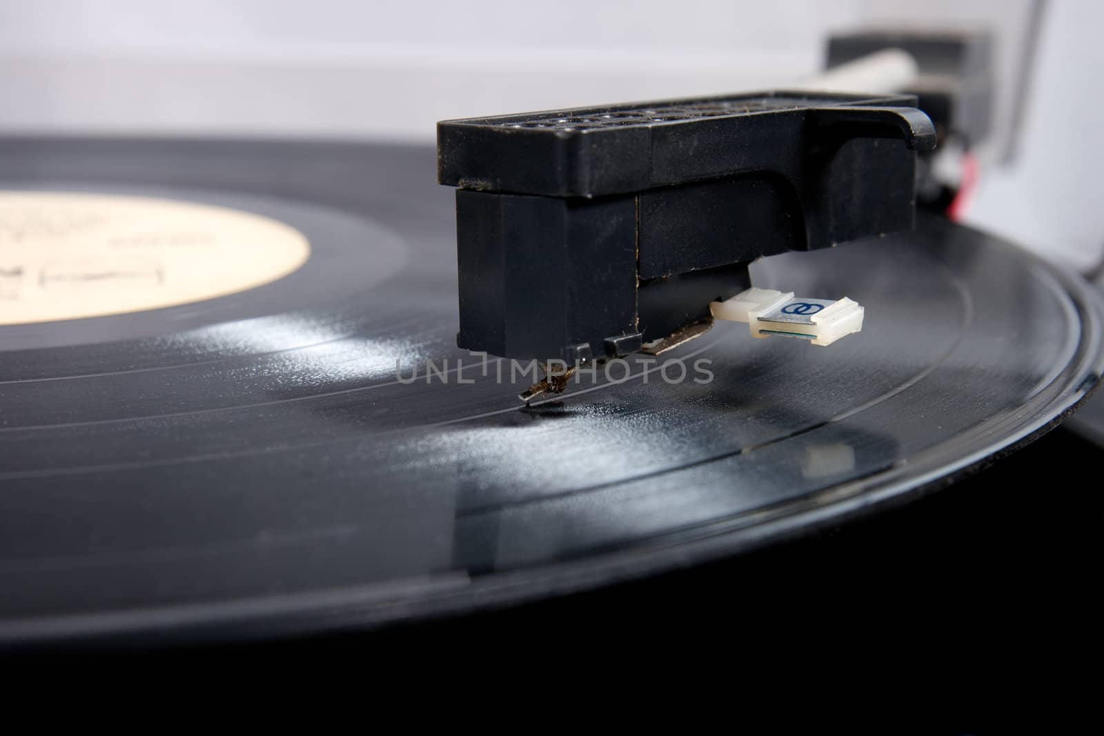 old turntable player whit vinyl disc on it