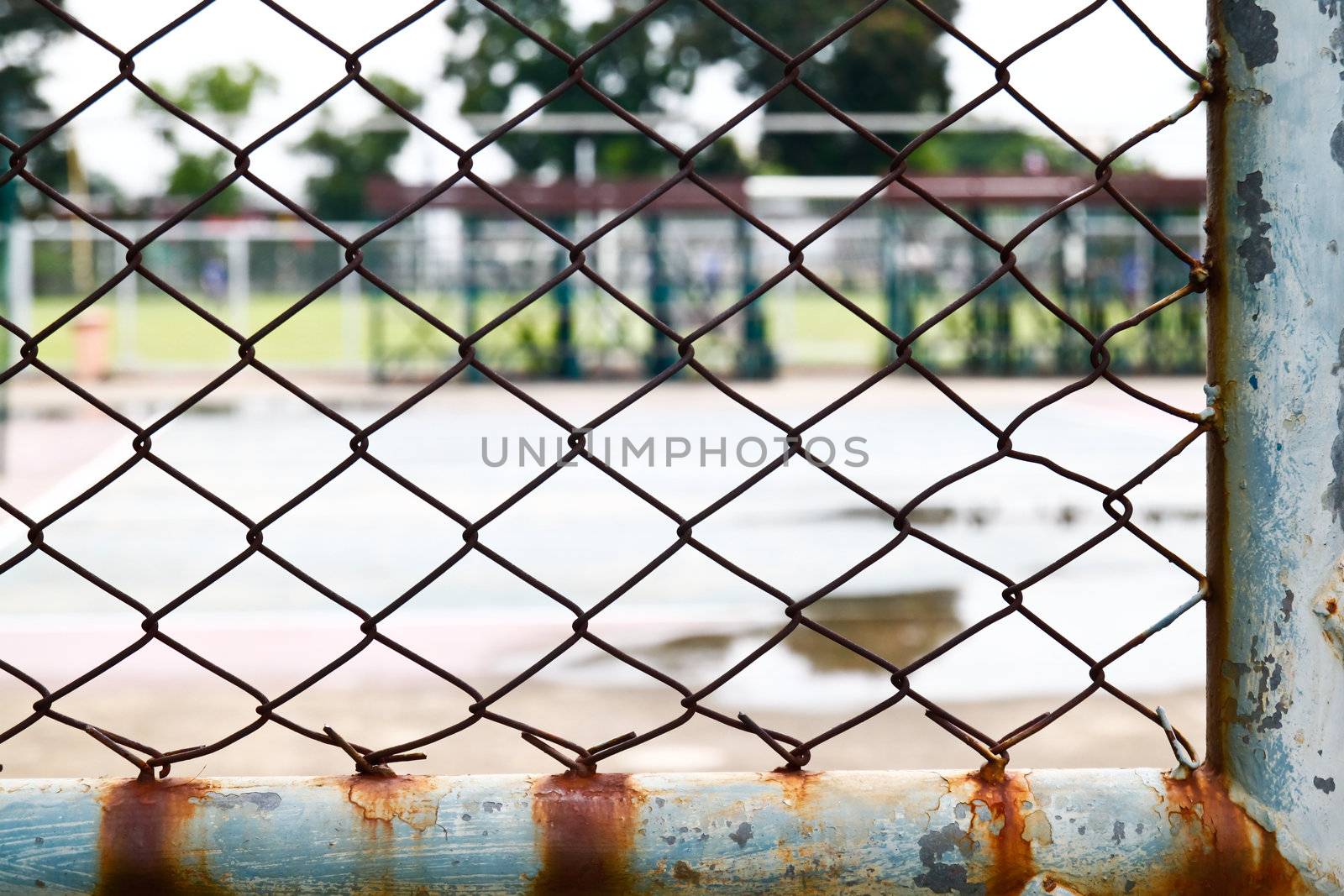 old wire fence in the tennis court by nuchylee