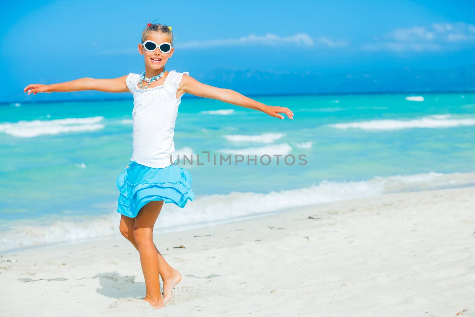 Cute teens girl in sunglasses relax ocean background