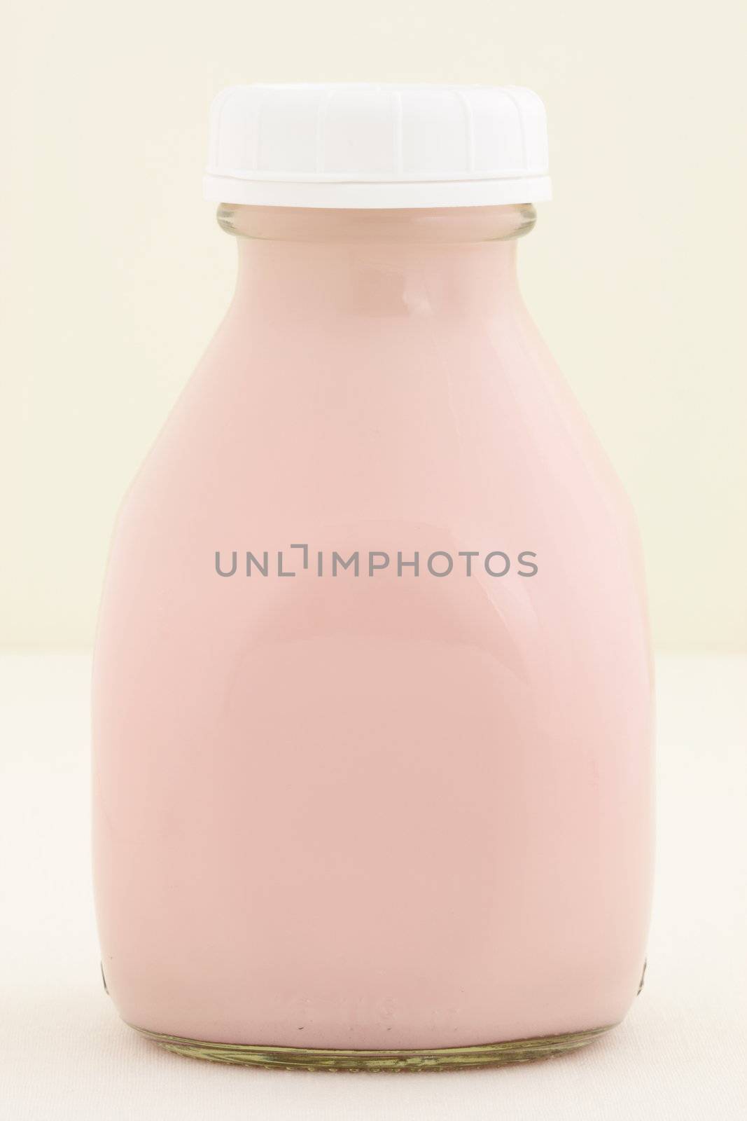 Delicious, nutritious and fresh Strawberry milk pint, made with organic real strawberry fruit 