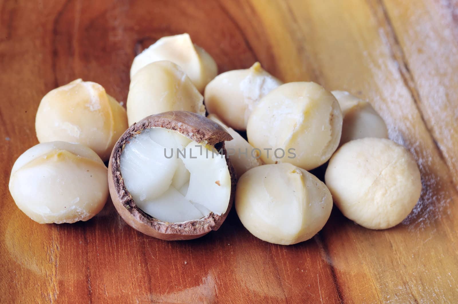 Shelled and unshelled macadamia nuts