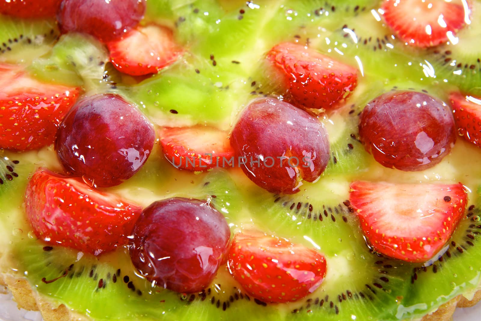 Cake with strawberries, grapes and kiwis