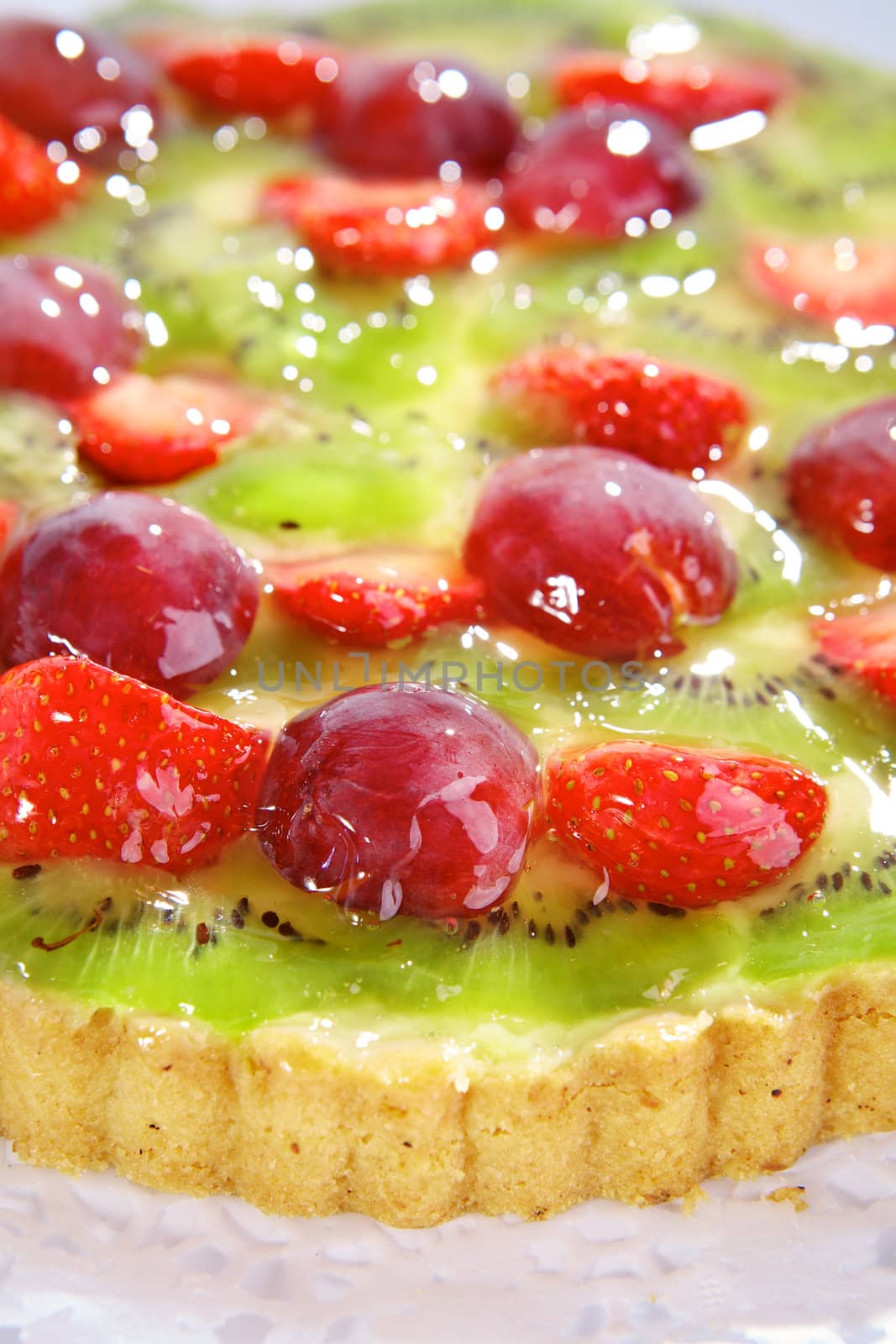 Cake with strawberries, grapes and kiwis