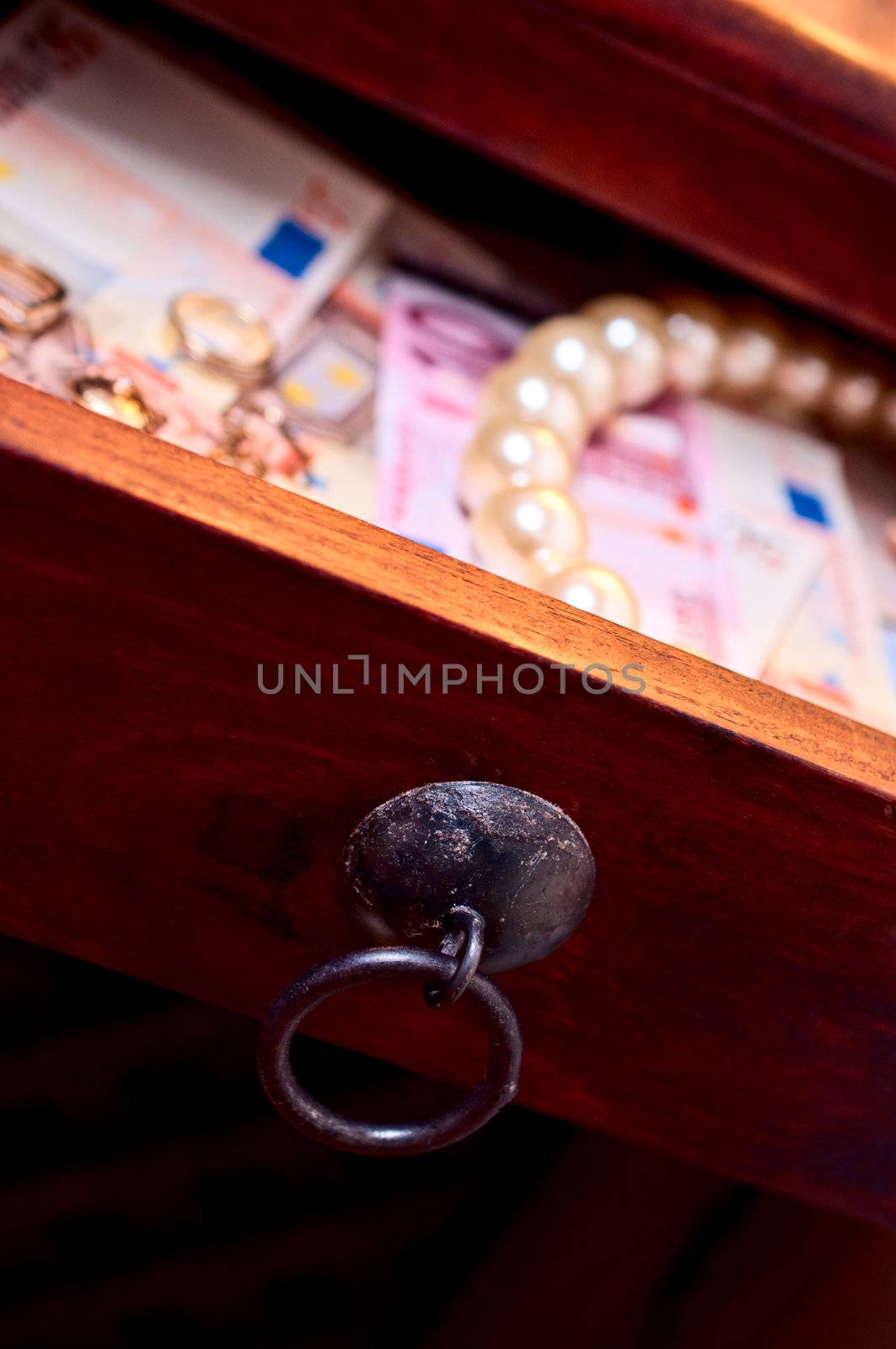 Gold rings euro pearls in a open drower