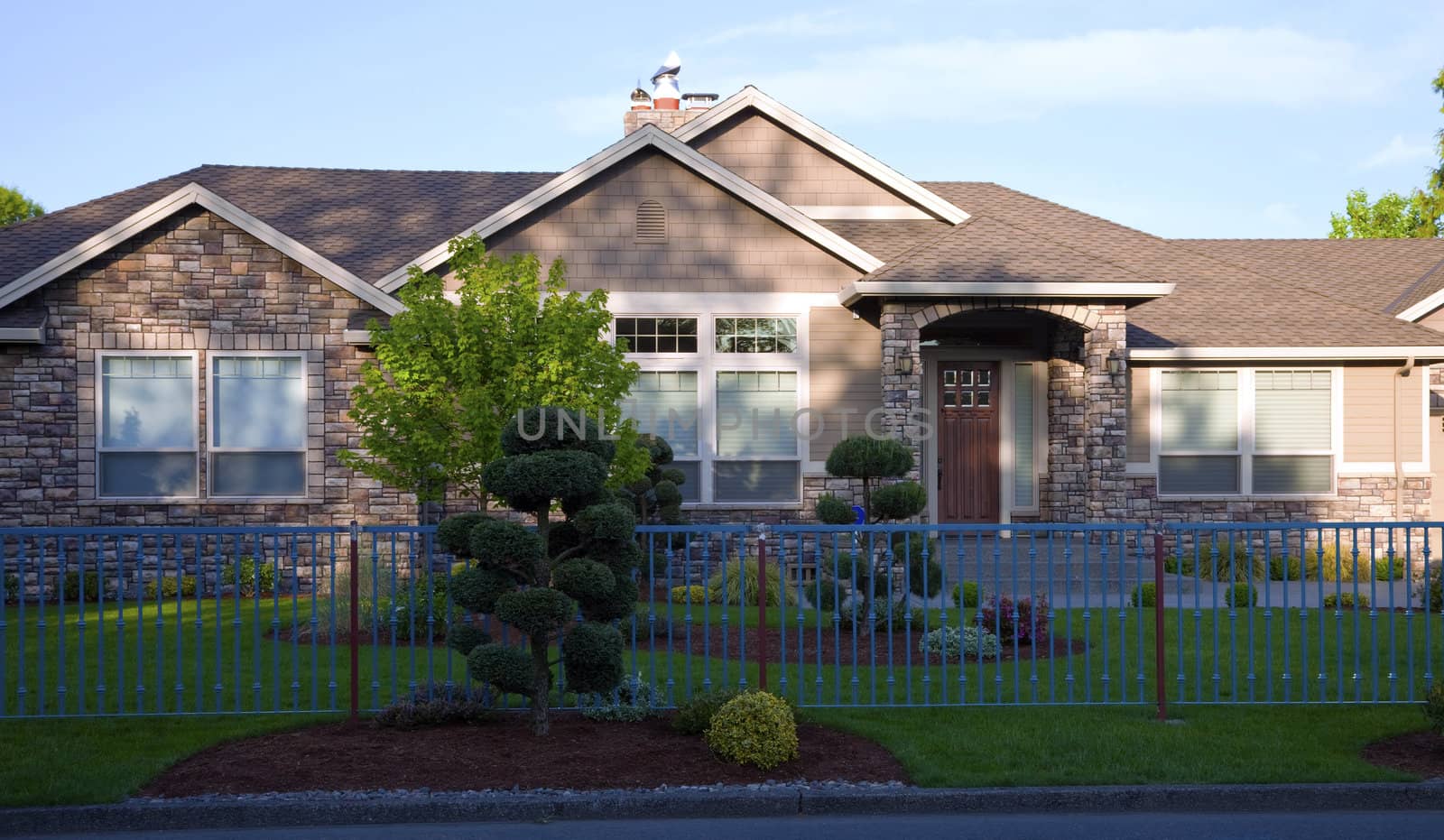 Luxurious house and maniqured front yard, Gresham OR.