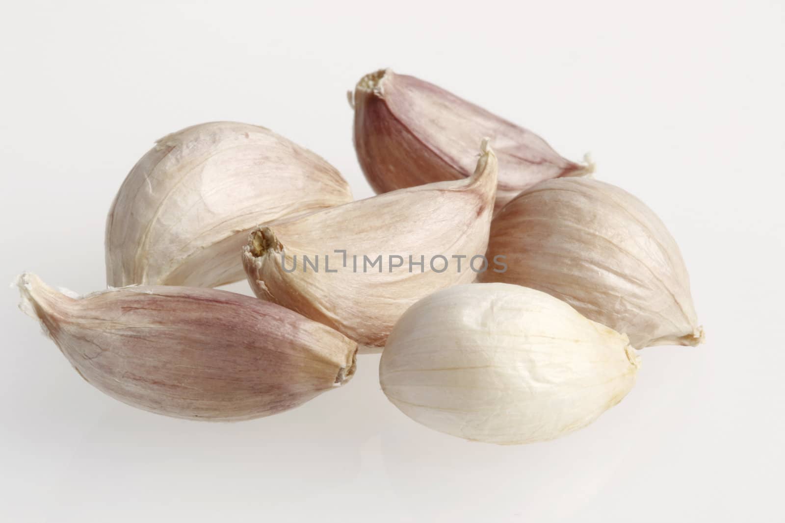 Fresh garlic cloves by biitli