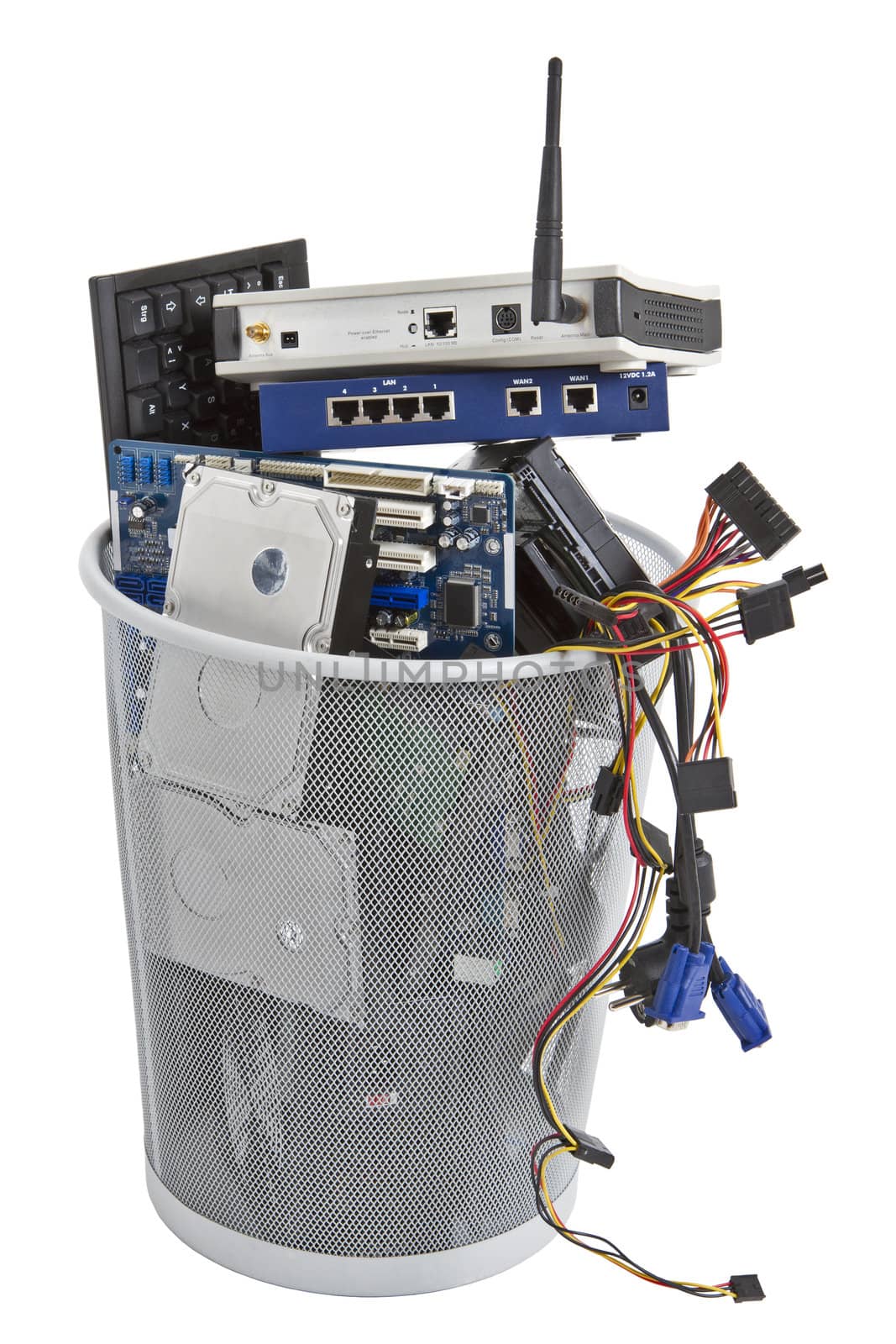 electronic scrap in trash can by gewoldi