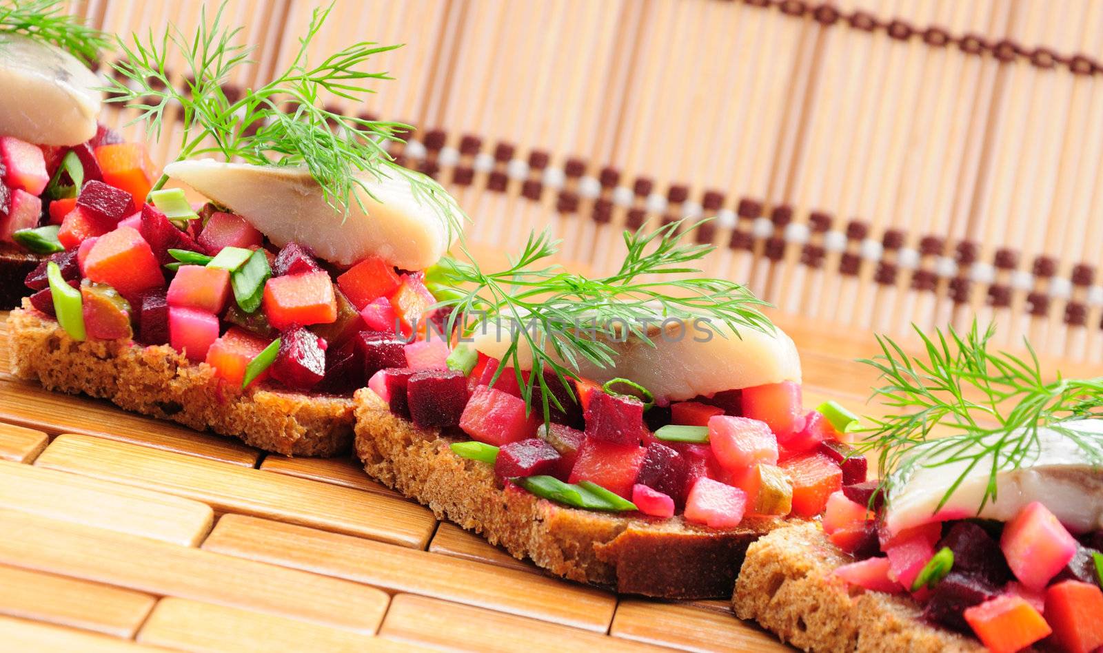 Sandwiches with rye bread, herring and vegetables by Apolonia