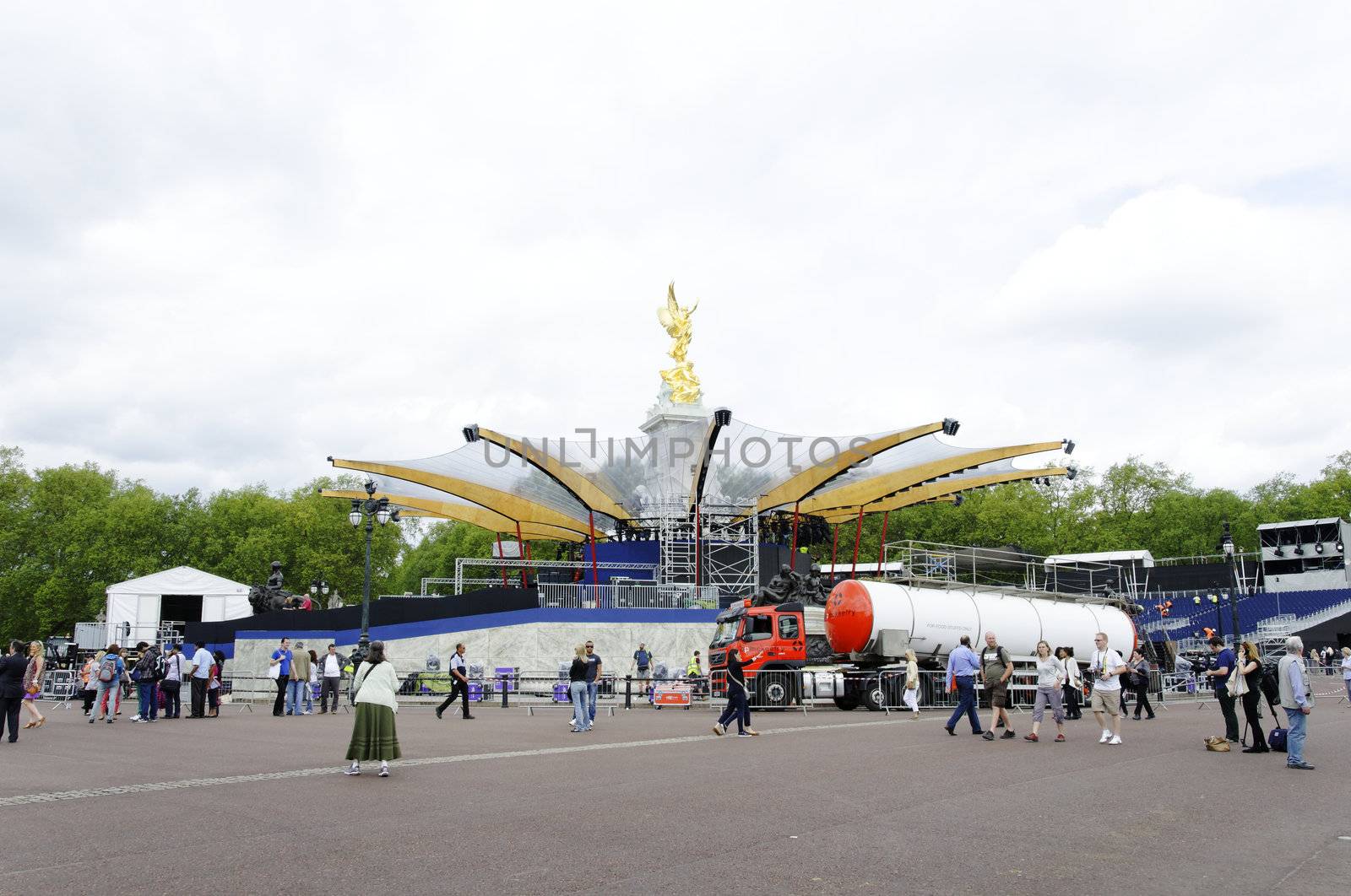 LONDON, UK, Friday 1 June 1, 2012. Preparation and decoration of the Mall and Buckingham Palace for the Queen's Diamond Jubilee main celebrations which will be held during the Central Weekend from June 2 to June 5, 2012.