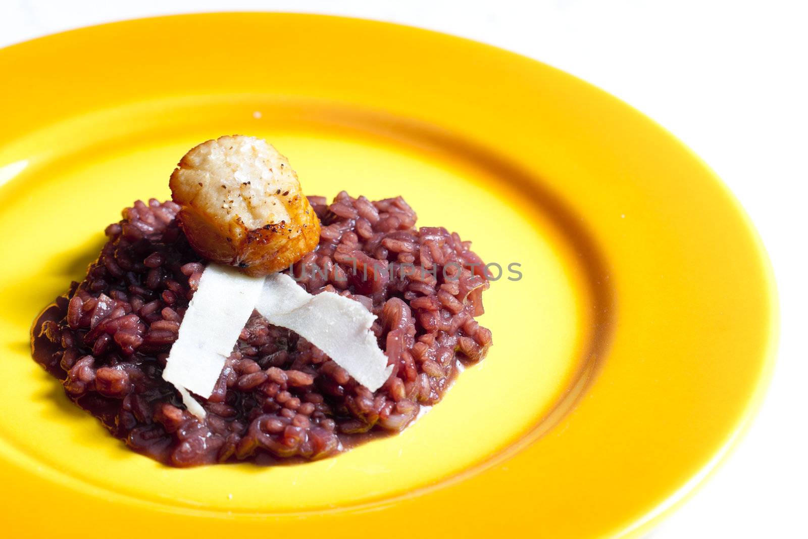 fried Saint Jacques mollusc on risotto steamed with red wine