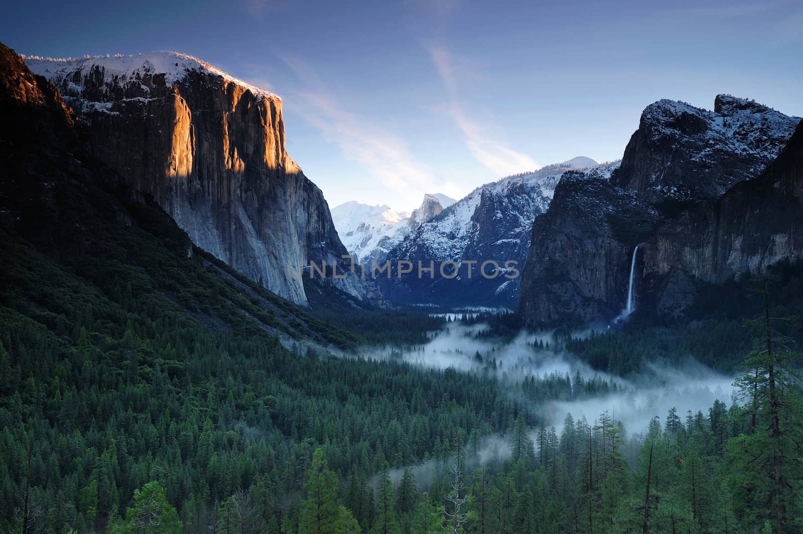 A sunrise over El Capitan from the famous Tunnel View, Yosemite National Park