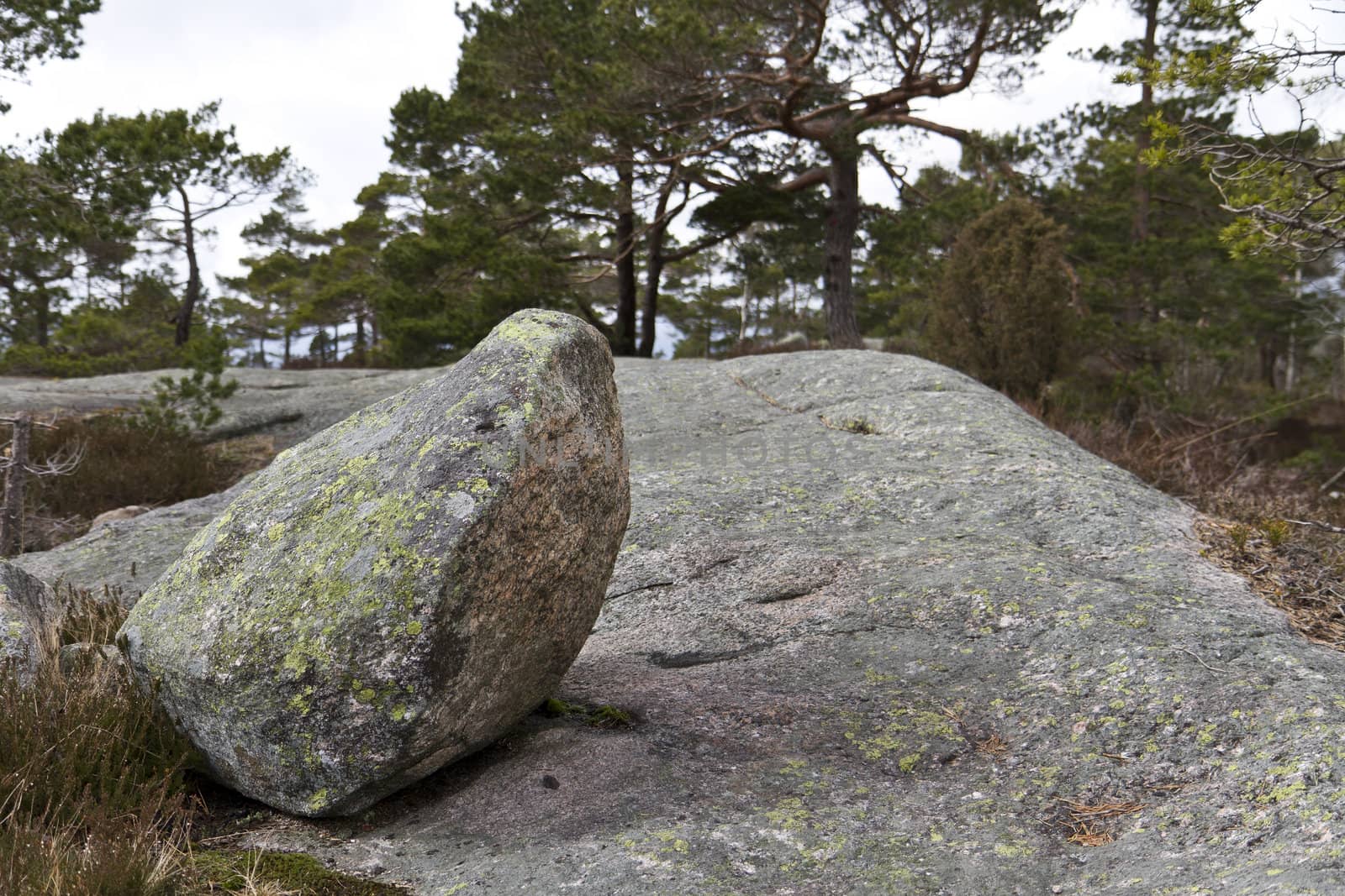 stone on rock by gewoldi