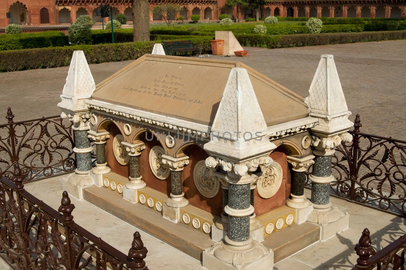 Agra Fort in India by johnnychaos