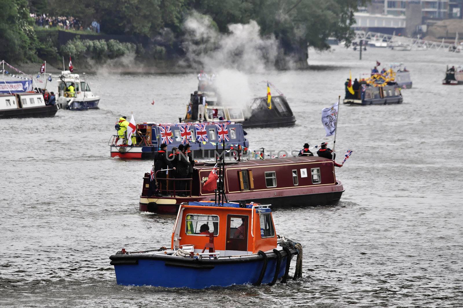 The Thames Diamond Jubilee Pageant by dutourdumonde
