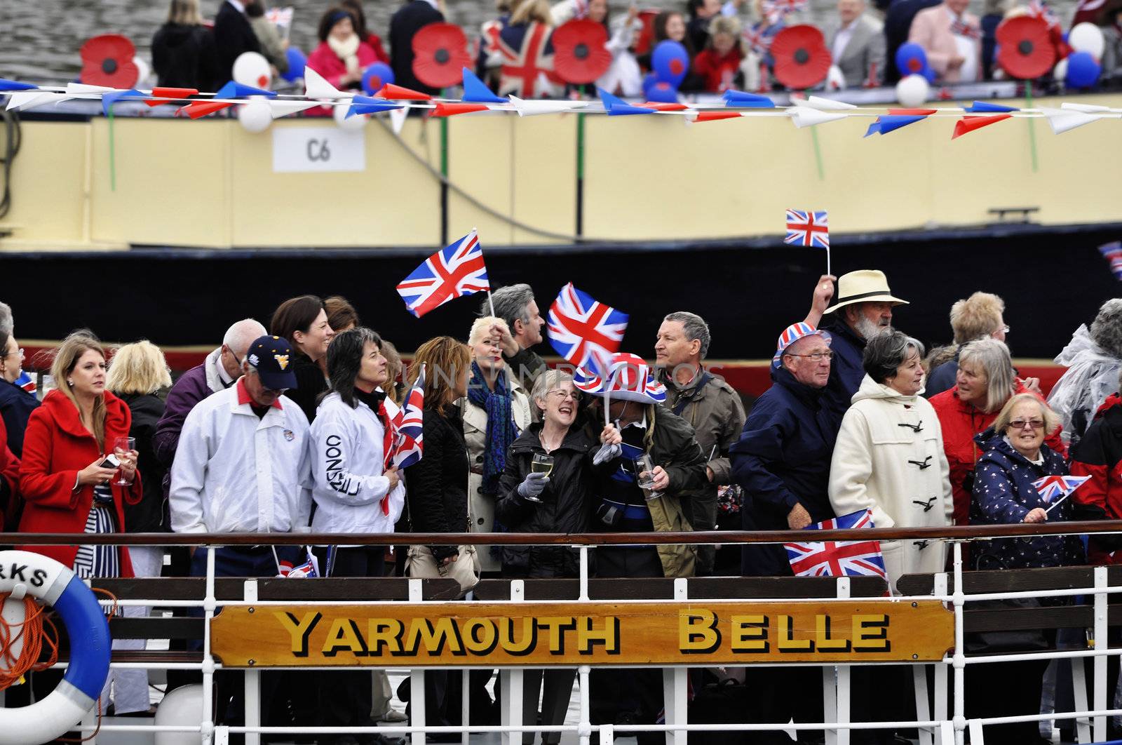 The Thames Diamond Jubilee Pageant by dutourdumonde