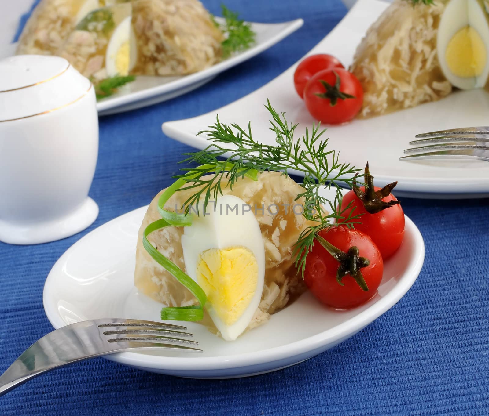  Jellied chicken decorated with egg and dill