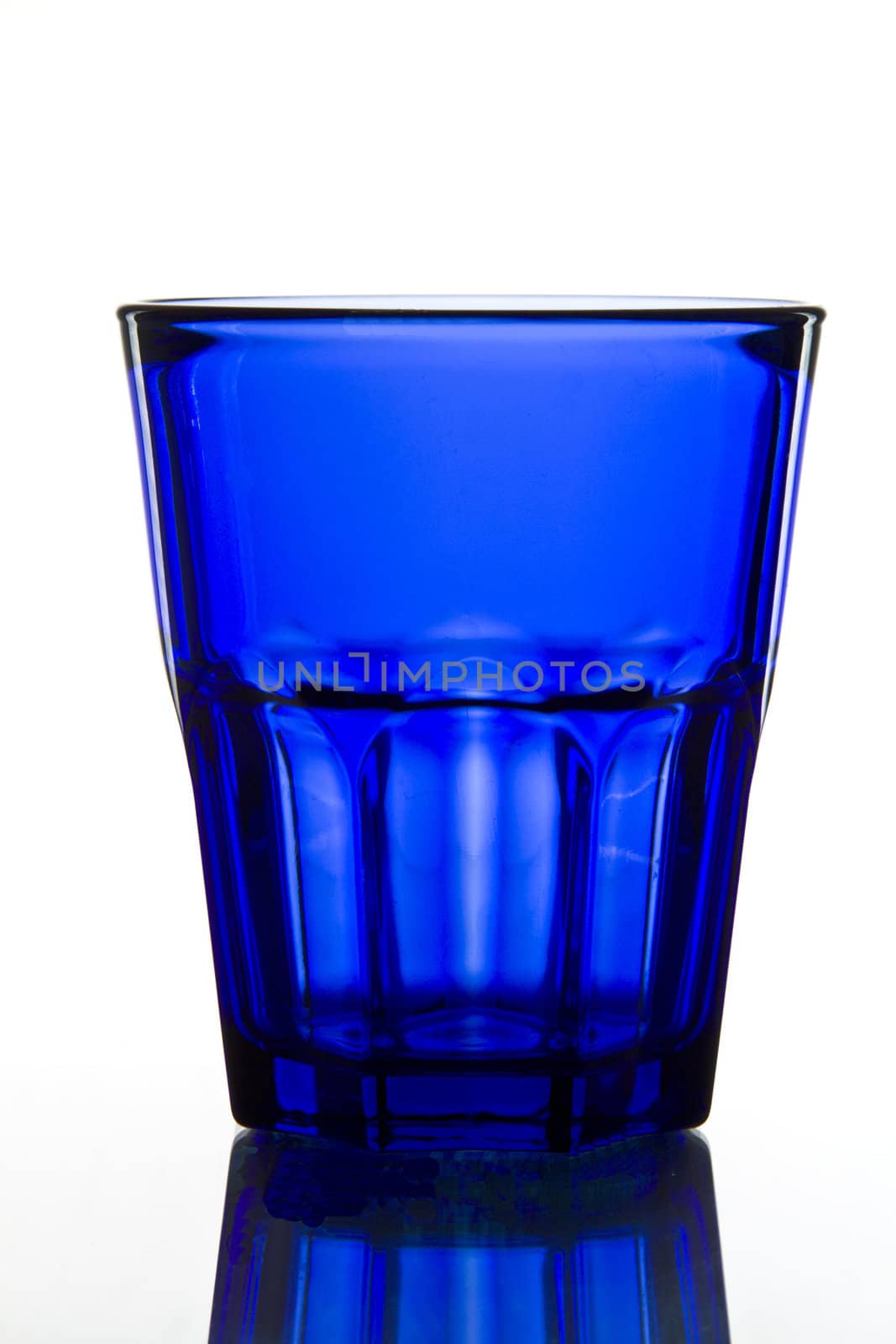 dark blue empty glass by smoki