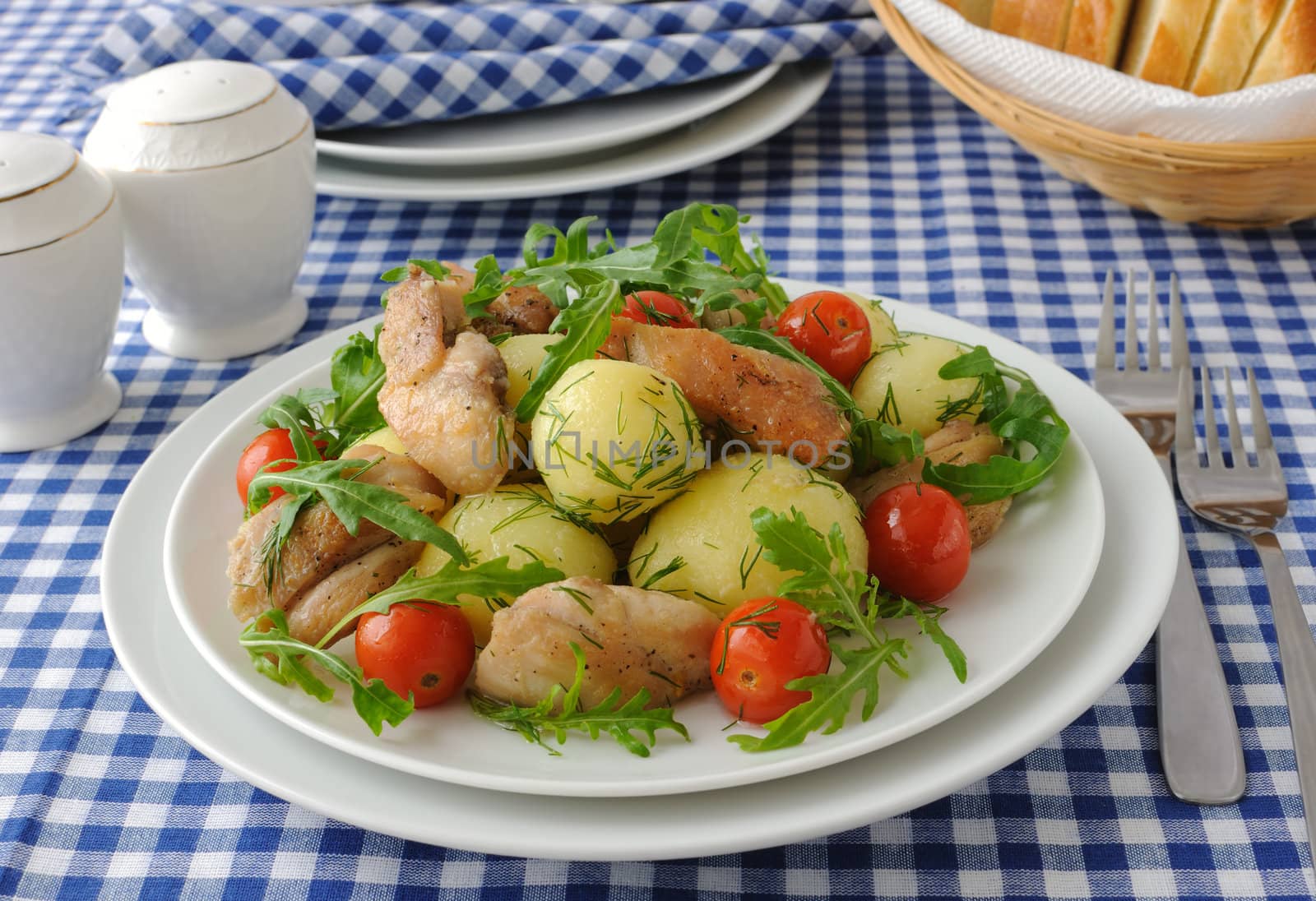 Boiled potatoes with chicken and tomato by Apolonia