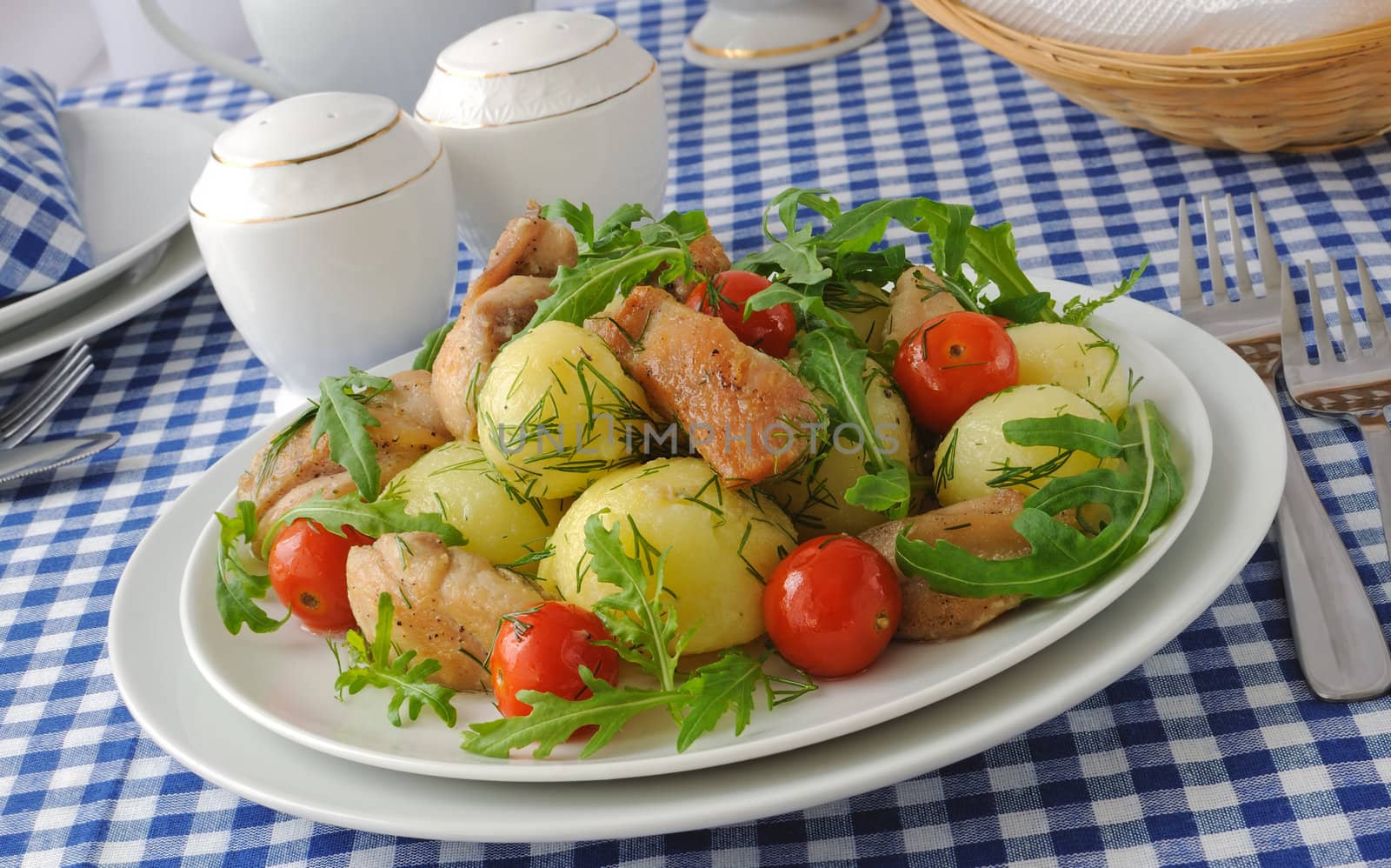  Boiled potatoes with chicken, arugula and tomato