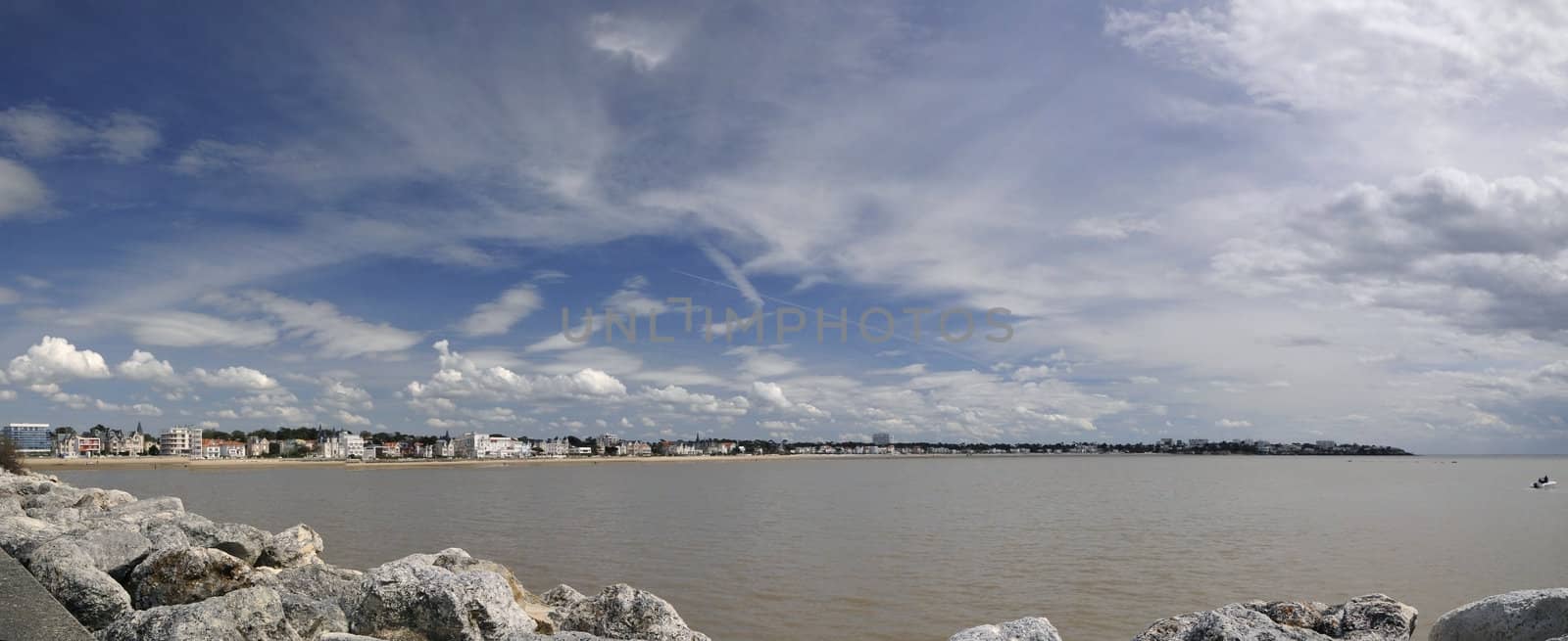 Royan Bay with Blue and Cloudy Sky by shkyo30