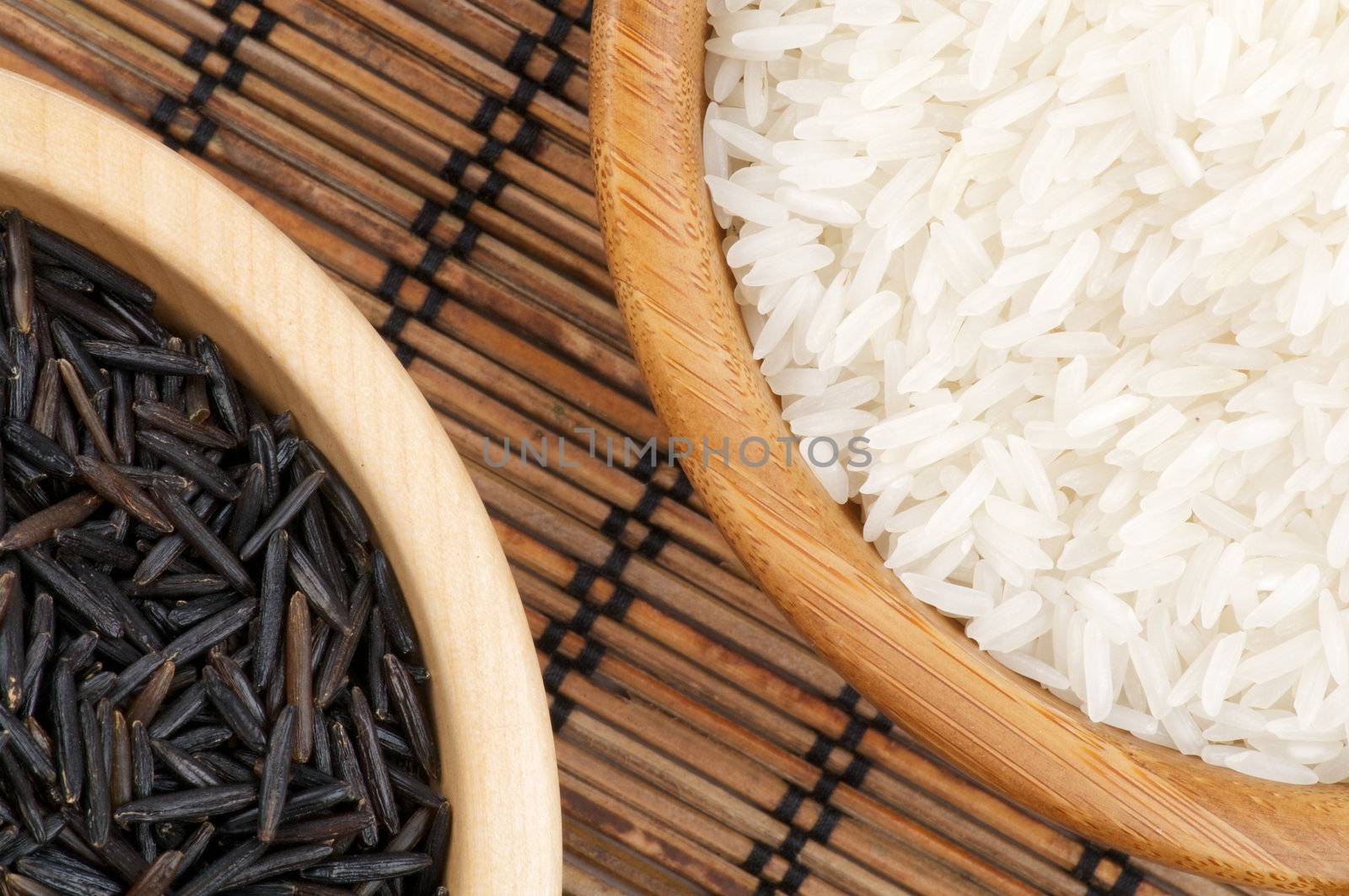 Arrangement of white and brown rice by zhekos