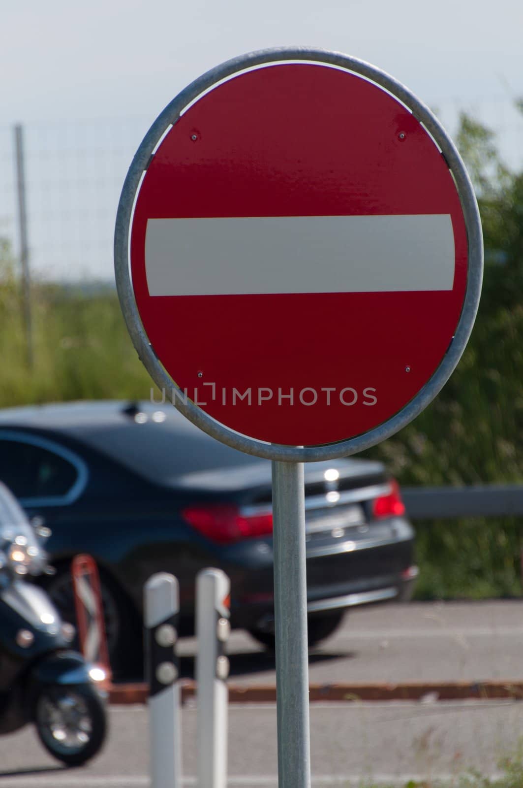 sign. no entry sign. no access/ no way. access is prohibited with traffic in the background