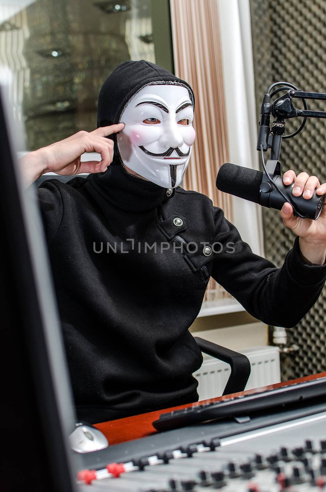 Antiglobalist expresses its demands on the radio