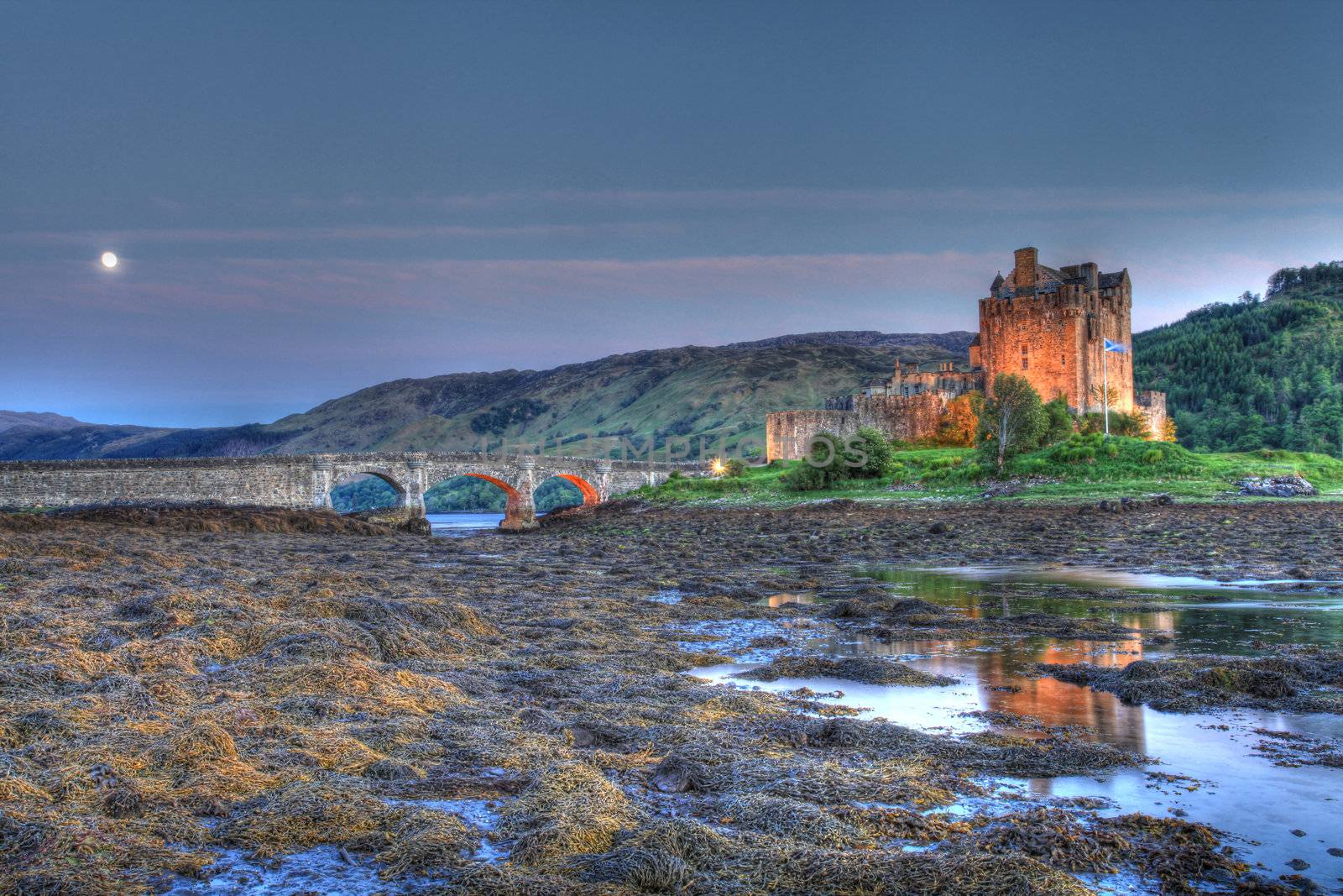 Eilan Donan Castle at night by olliemt