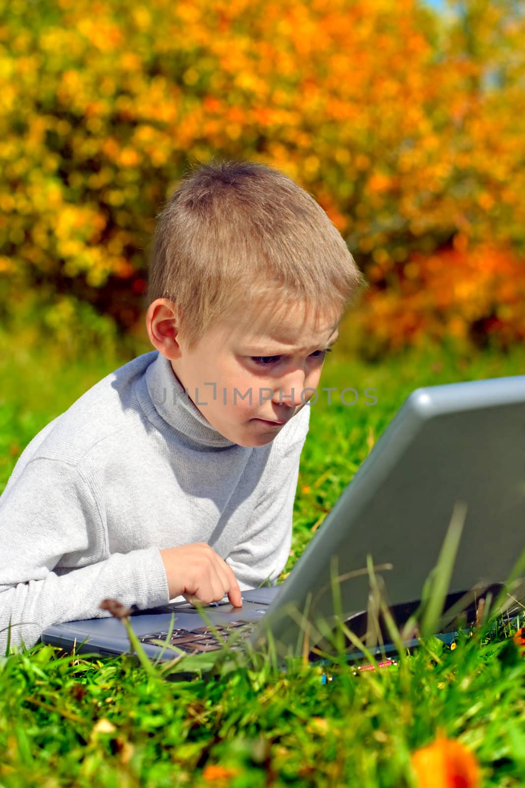 kid with notebook by sabphoto