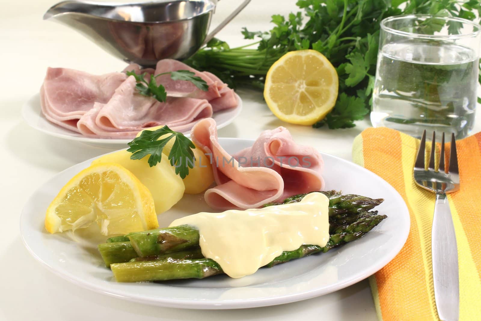 green asparagus with ham and hollandaise sauce