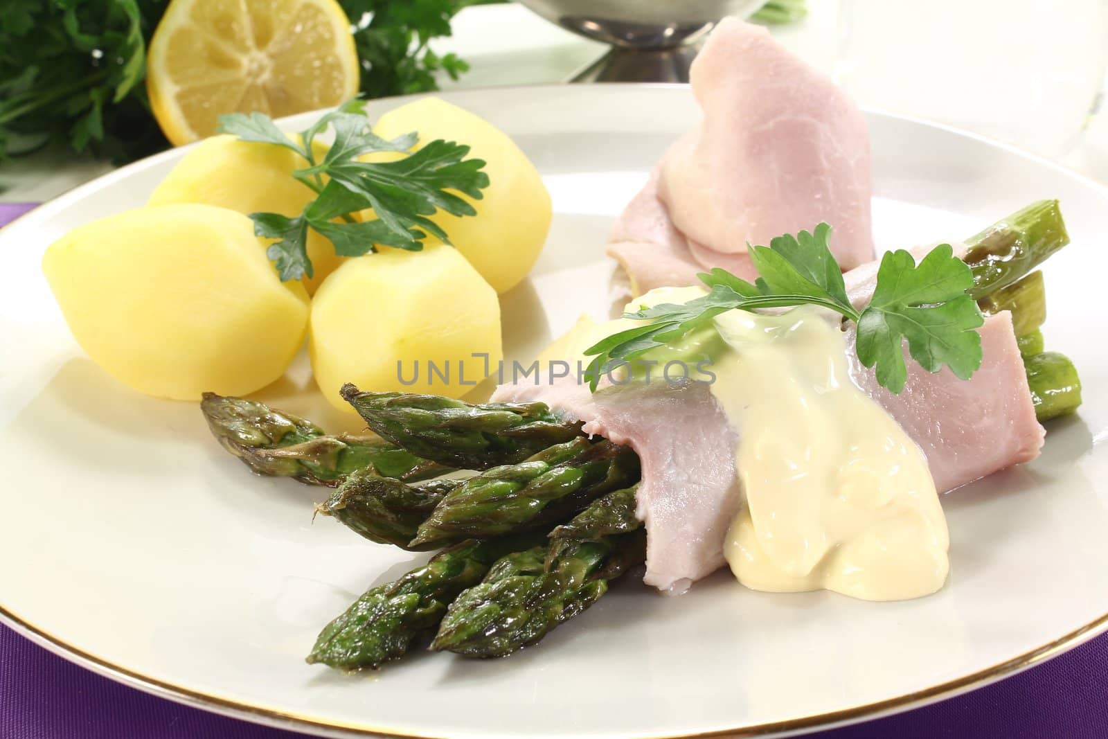 green asparagus with ham and hollandaise sauce