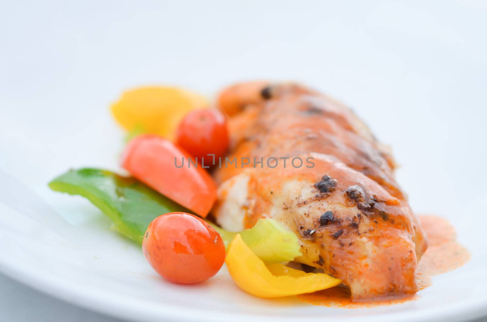 grilled chicken fillet served with fresh vegetable 