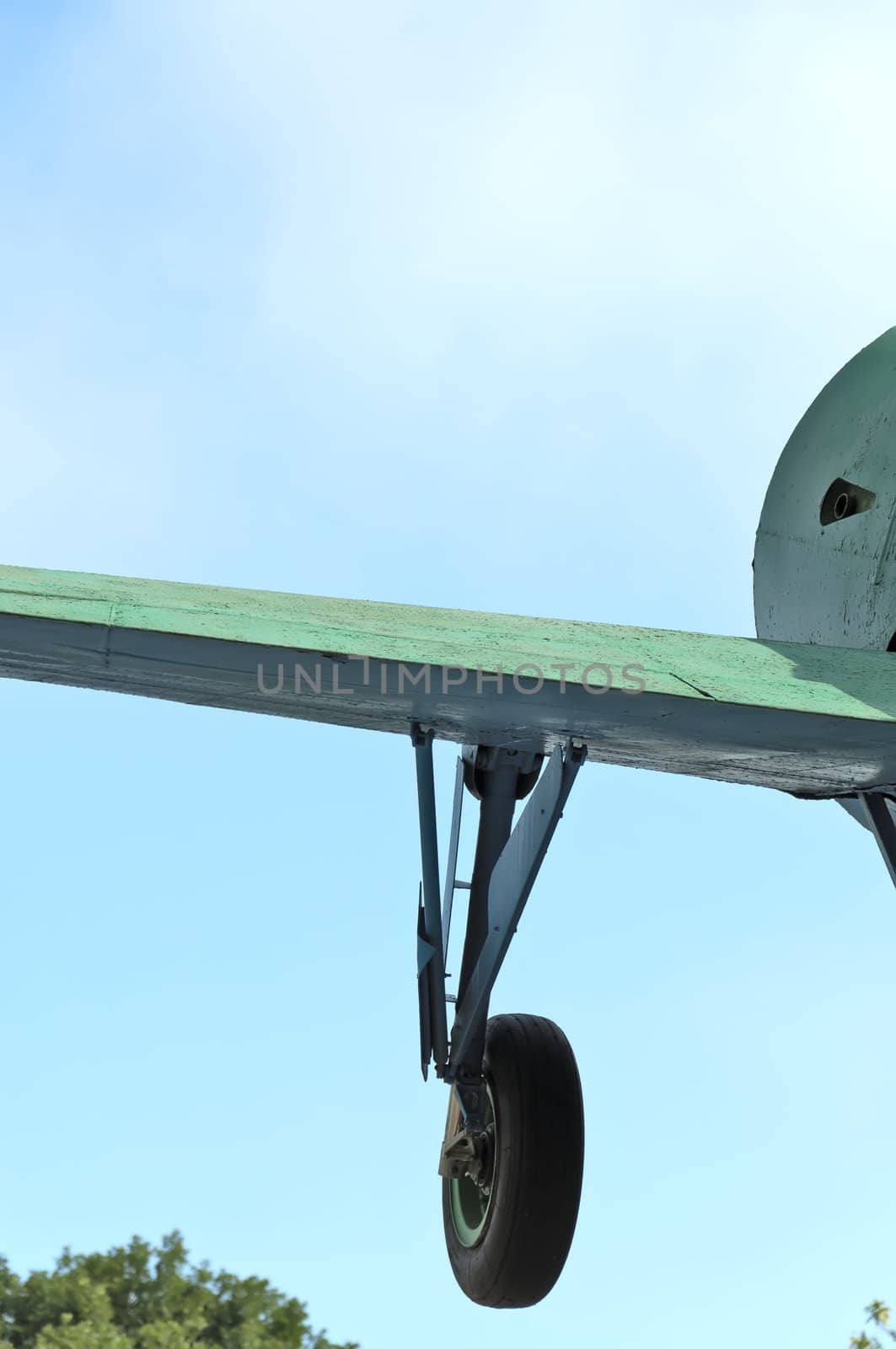 Wing and undercarriage of an old airplane, bottom view