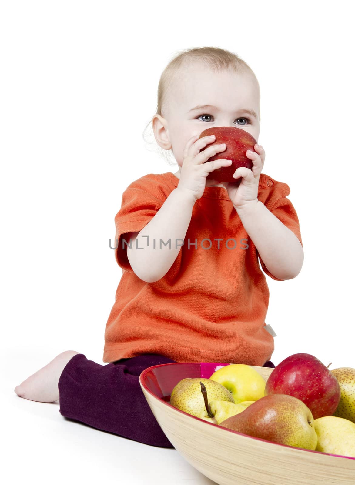 baby with apples by gewoldi