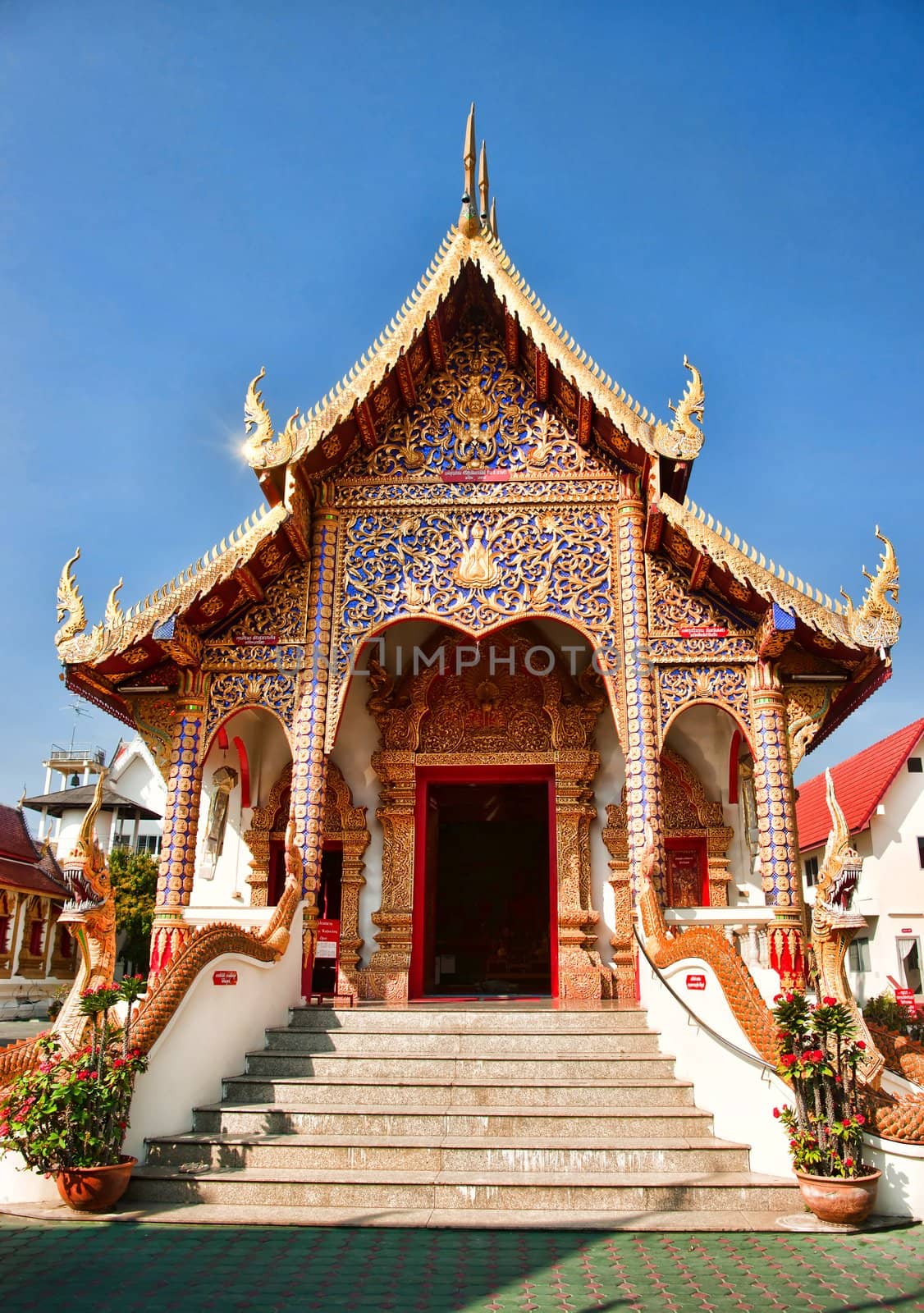 a buddist temple in chaing mai thailand