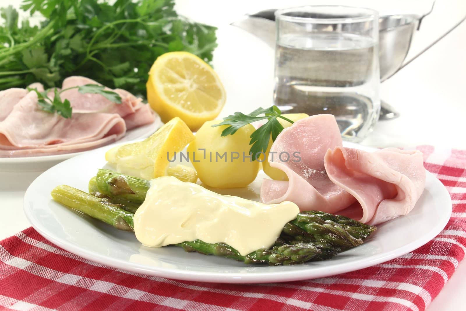 green asparagus with ham and hollandaise sauce