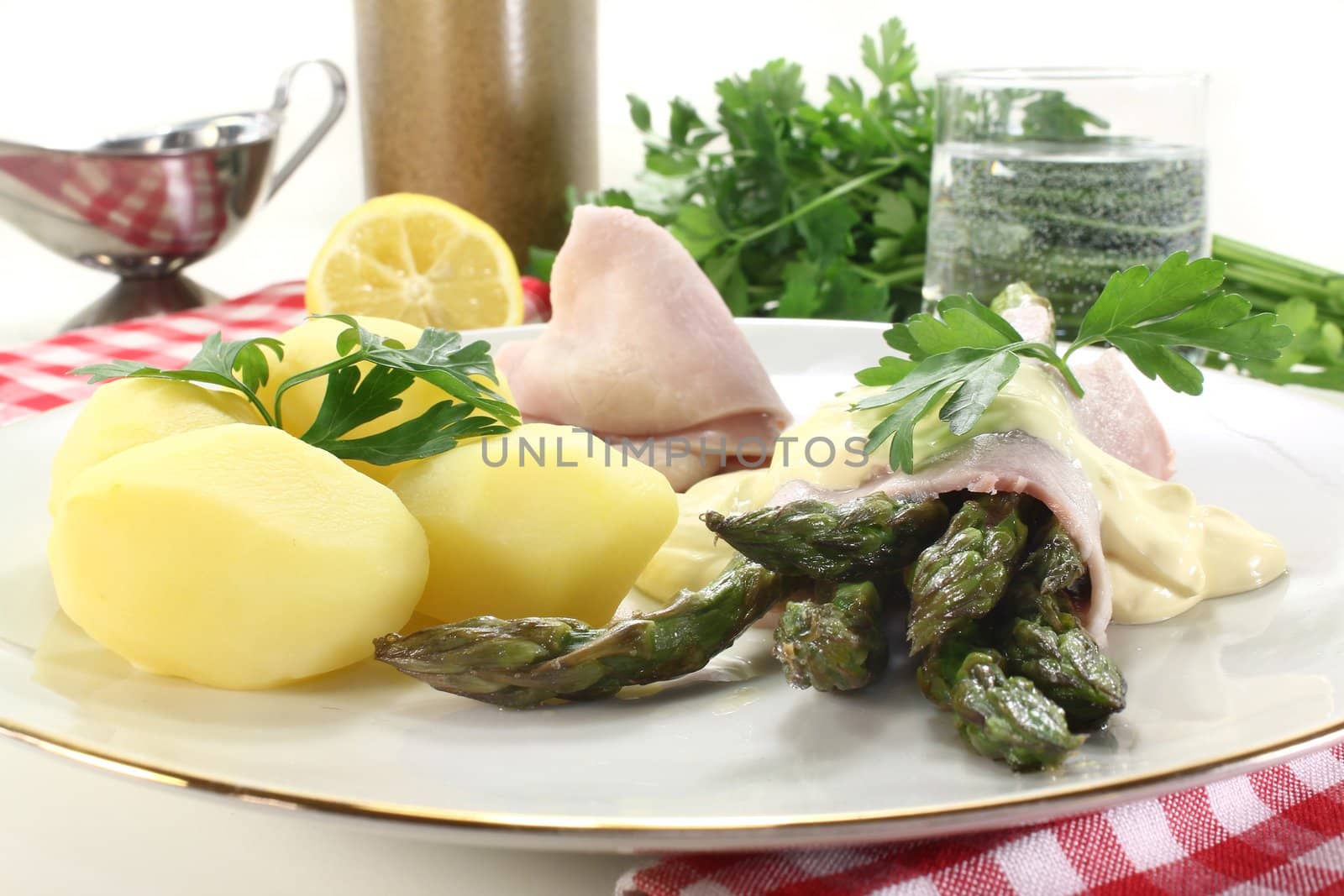 green asparagus with ham and hollandaise sauce