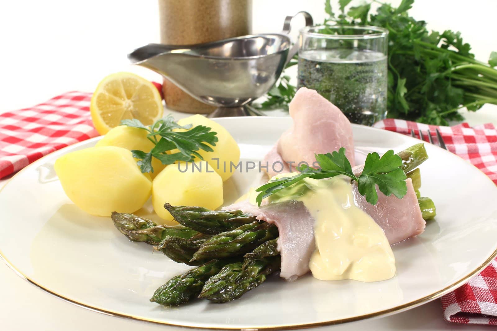 green asparagus with ham and hollandaise sauce