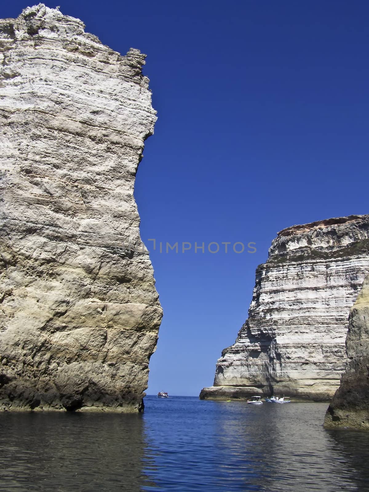 rocky island of Lampedusa by gandolfocannatella
