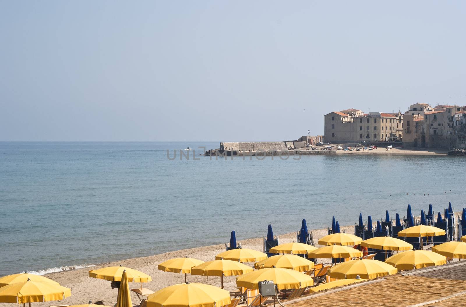 Beach of Cefalù by gandolfocannatella